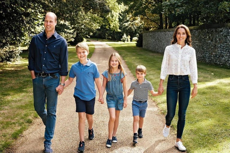 Los príncipes de Gales junto a sus tres hijos.