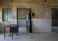 Wider Image: Last doctor standing: Pandemic pushes Indian hospital to brink