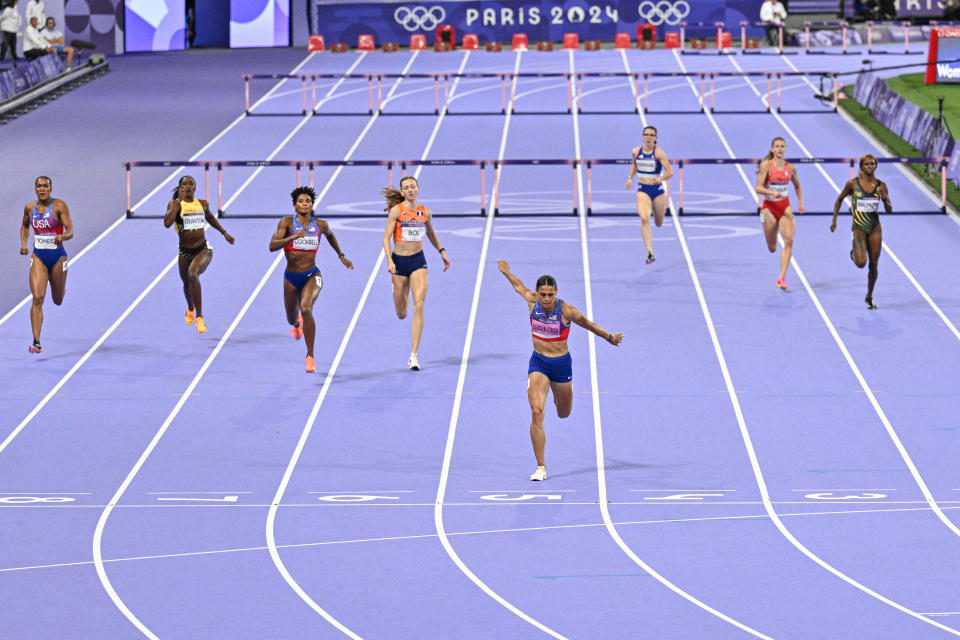 Sydney Mclaughlin-Levrone dari AS melintasi garis finis untuk memenangkan final lari gawang 400m putri pada cabang atletik Olimpiade Paris 2024 di Stade de France di Saint-Denis, utara Paris, pada 8 Agustus 2024. (Foto oleh Jewel SAMAD / AFP) (Foto oleh JEWEL SAMAD/AFP via Getty Images)