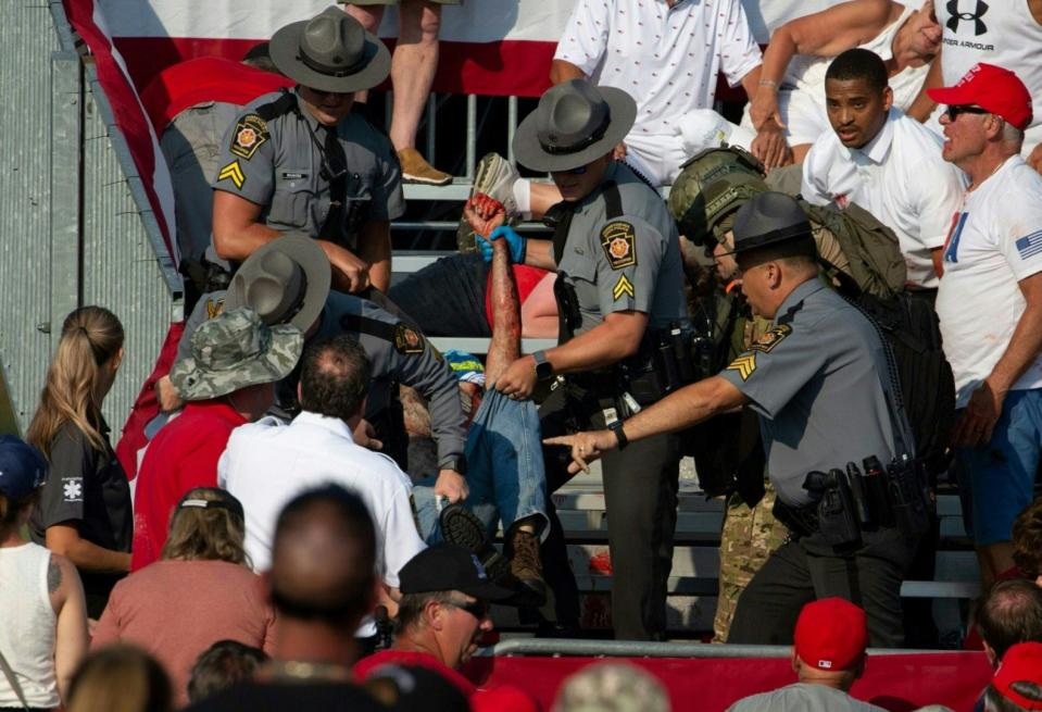 <span>La policía retira a una persona de las gradas después de que se disparara contra el candidato republicano Donald Trump en Pensilvania, el 13 de julio de 2024</span><div><span>Rebecca DROKE</span><span>AFP</span></div>