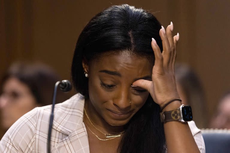 Simone Biles se quiebra emocionalmente durante la audiencia en el Senado por el manejo del FBI de la investigación a Larry Nassar.