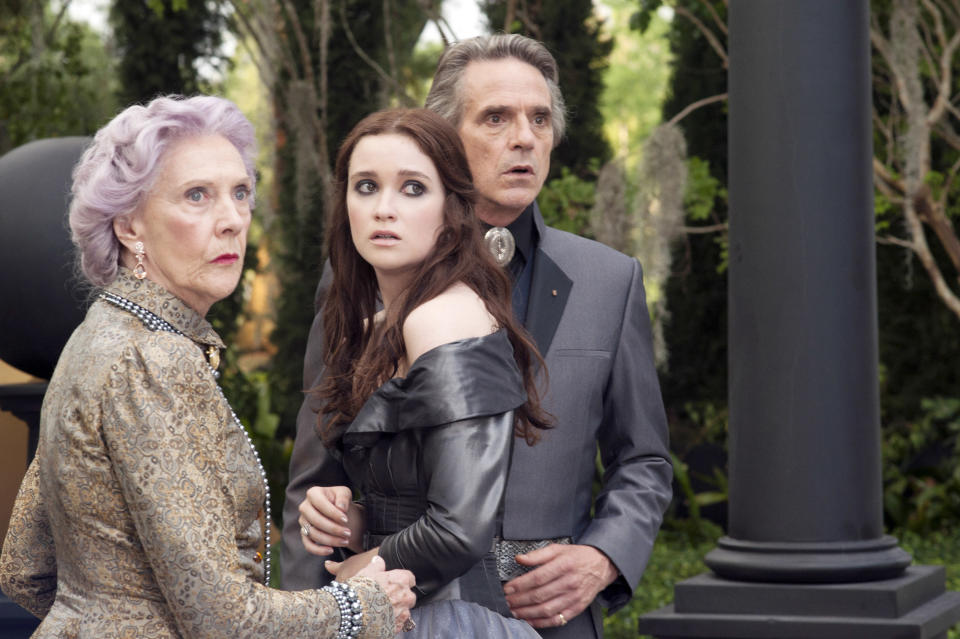 Eileen Atkins, Jeremy Irons, Alice Englert