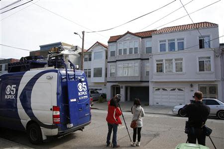 Members of the media gather outside the home of California state Senator Leland Yee in San Francisco, California March 27, 2014. REUTERS/Stephen Lam