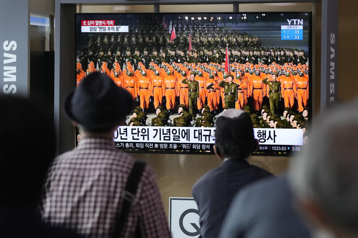 Coreia do Norte celebra 73º aniversário com desfile militar na madrugada