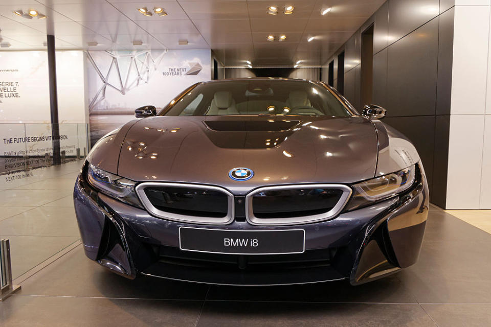 Ebenfalls über eine Steigerung von gleich drei Plätzen kann sich Automobilhersteller BMW freuen. Mit seinem Hybrid, dem BMW i8, schafft es das bayerische Unternehmen mit 74,16 Prozent auf Platz 6. Noch ein Grund zur Freude: Mit einer Wertung von unglaublichen 90,54 Prozent steht der Autobauer zudem unangefochten an der Spitze der Emotions-Wertung. "Im Automobilbereich liefert BMW mit der Vermarktung des i3 bzw. i8 ein Paradebeispiel für die Bespielung des Neuen Luxus", loben die Experten von "E&Y".