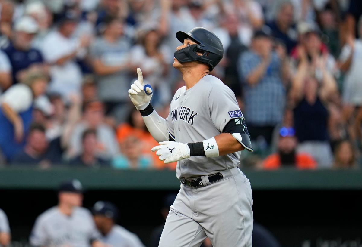 Aaron Judge blasts 43rd home run, Yankees first team to 70 wins in