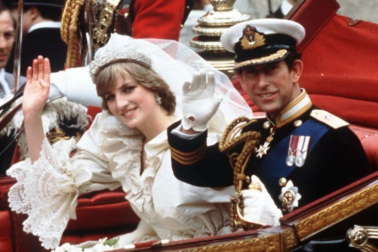 La princesa y el príncipe de Gales saludan desde su carruaje el día de su boda en Londres, en esta foto de archivo del 29 de julio de 1981. El príncipe Carlos anunció el jueves 10 de febrero de 2005 que se casaría  con su amante Camilla Parker Bowles, poniendo un sello oficial a un largo romance al que la princesa Diana culpó por la ruptura de su tempestuoso matrimonio con el heredero al trono.