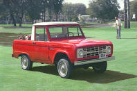 <p>Le Bronco était le premier <strong>SUV </strong>de Ford, et était également disponible en tant que <strong>camionnette </strong>et, brièvement, en tant que <strong>roadster</strong>. Au départ, la seule source de puissance était un moteur à six cylindres en ligne, mais un V8 a rapidement été ajouté à la gamme. Les ventes ont culminé à un peu moins de <strong>26 000 unités </strong>en 1974, mais elles ont rapidement diminué face à la concurrence croissante des autres constructeurs. Un Bronco beaucoup plus grand a pris la place du modèle original en 1977.</p><p>Malgré cela, le Bronco original s'était niché dans l'affection des automobilistes nord-américains. Une sixième version introduite en 2021, un quart de siècle après la disparition de la cinquième, a été délibérément conçue pour ressembler à son plus lointain ancêtre.</p>