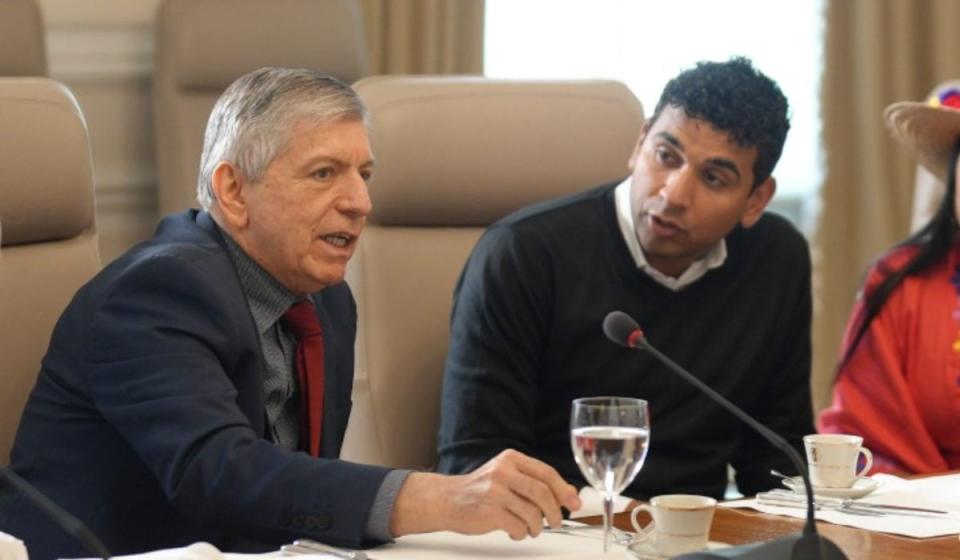 El presidente del Partido Liberal Colombiano, César Gaviria (izq.), habla en una reunión con el gobierno Petro en la Casa de Nariño. Foto: Presidencia