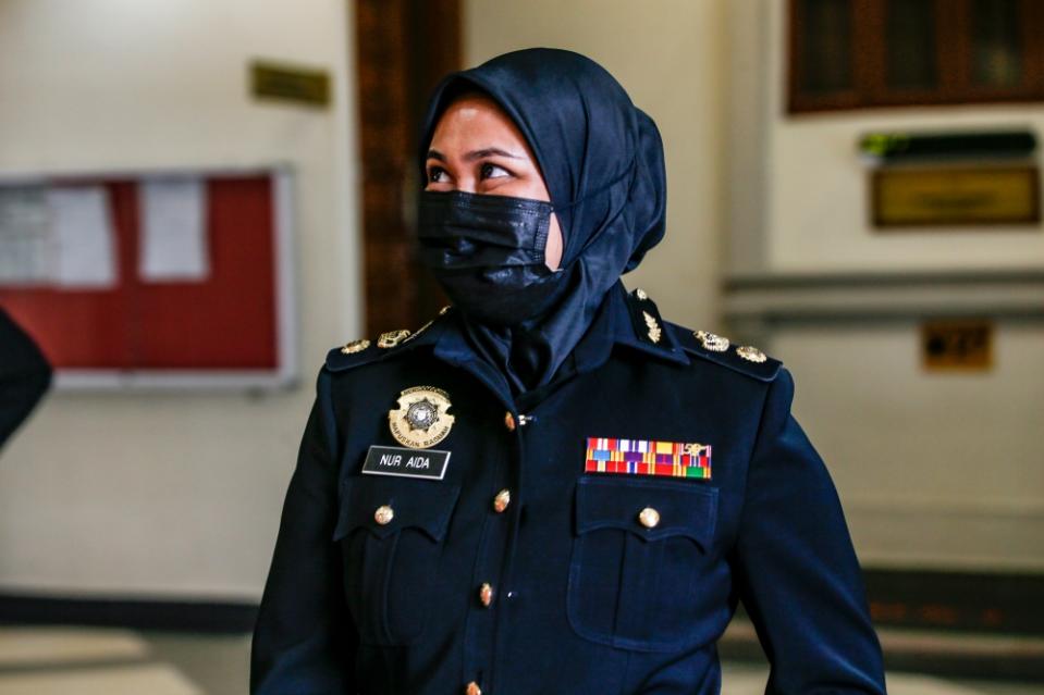 MACC investigating officer Senior Superintendent Nur Aida Arifin leaves the courtroom at the Kuala Lumpur High Court Complex January 5, 2024. ― Picture by Hari Anggara