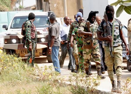 Mutinous soldiers arrive to speak with Ivory Coast's Minister of Defense Alain-Richard Donwahi in Bouake, Ivory Coast January 7, 2017. REUTERS/Thierry Gouegnon