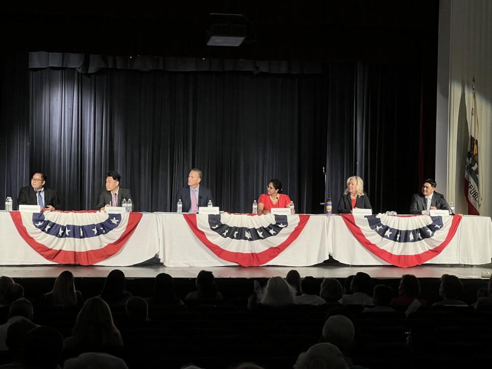 六名候選人在聖瑪利諾市選民論壇上回答選民問題。（記者趙健/攝影）