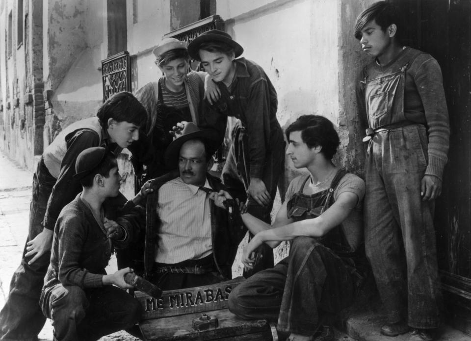 1950: Alfonso Mejia y su pandilla atacan a un hombre minusválido, una de las escenas de la película mexicana 'Los Olvidados', del cineasta Luis Buñuel (Getty Images)