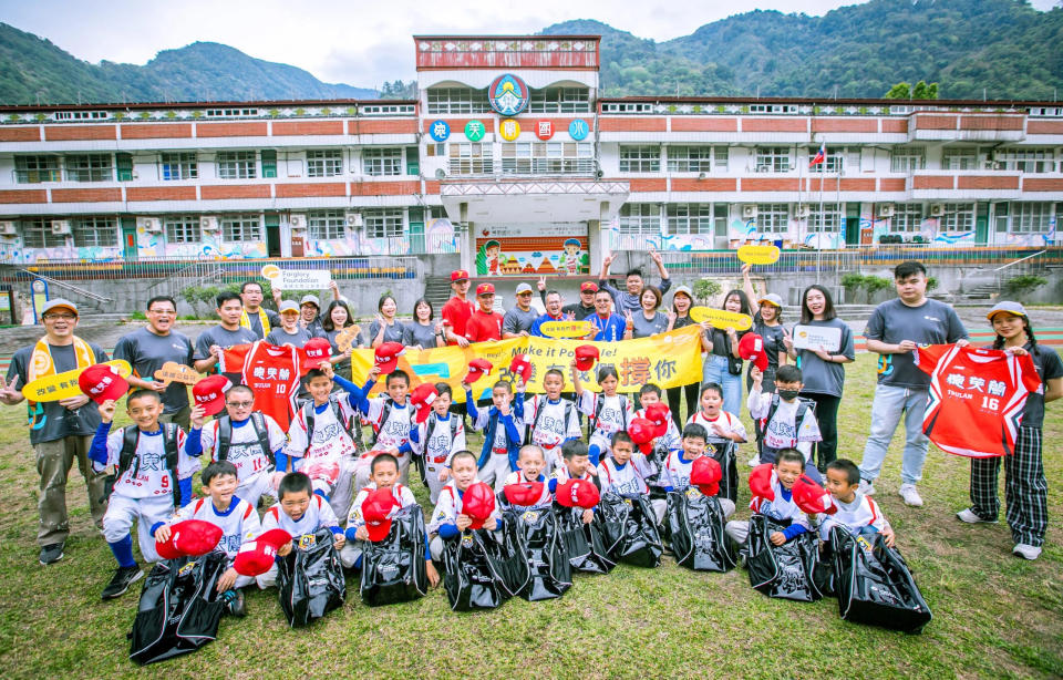 遠雄與「台灣隊長」同行！前進深山修校舍助偏鄉少棒逐夢