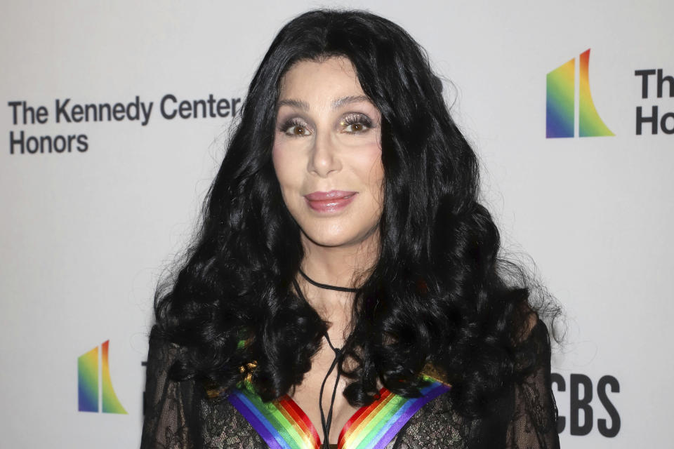 ARCHIVO - Cher, homenajeada del Centro Kennedy 2018, asiste a la 41ª edición anual de los premios del Centro Kennedy en el Centro Kennedy el 2 de diciembre de 2018 en Washington. Hollywood reaccionó rápidamente a la noticia del domingo 21 de julio de 2024 de que el presidente Joe Biden pondría fin a su candidatura a la reelección y respaldaría a la vicepresidenta Kamala Harris. (Foto Greg Allen/Invision/AP, archivo)