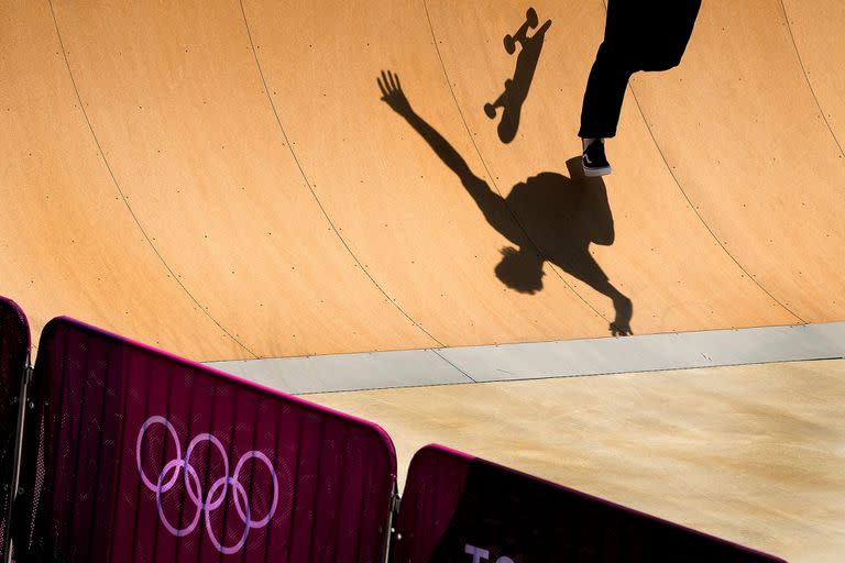 Un atleta belga practica para la competencia de skate de los Juegos Olímpicos de Tokio.