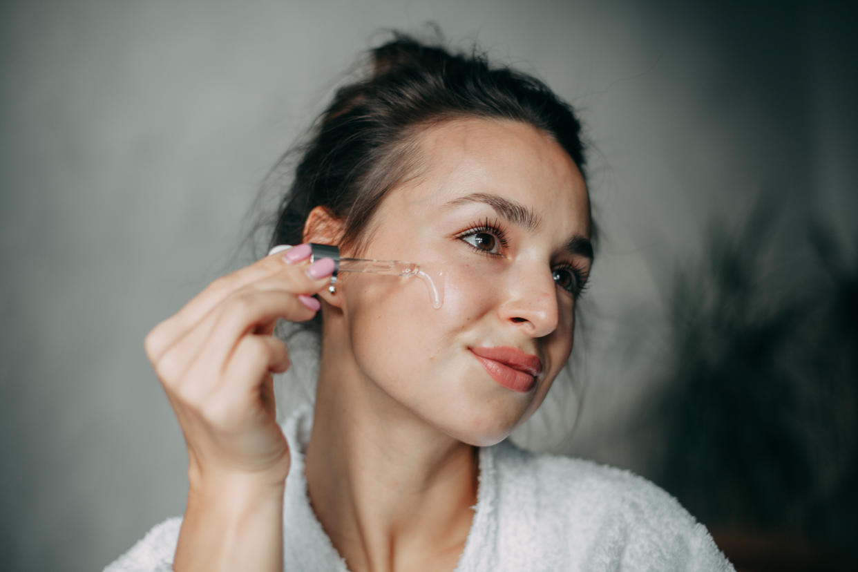 Las nuevas rutinas de belleza incluyen un serum/Getty Images.