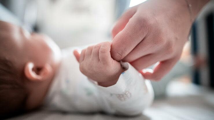 Ein 2020 geborenes Baby lebt im Schnitt 78,9 Jahre oder 83,6 Jahre – Frauen leben 4,7 Jahre länger als Männer. Foto: dpa