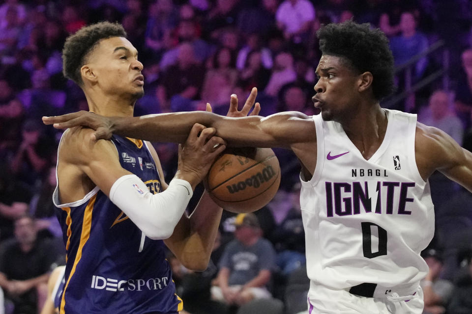 Victor Wembanyama des Metropolitans 92, à gauche, conduit alors que Scoot Henderson de G League Ignite défend lors du premier match de basket-ball d'exhibition le 4 octobre 2022 à Henderson, Nevada.  (AP Photo/John Locher)