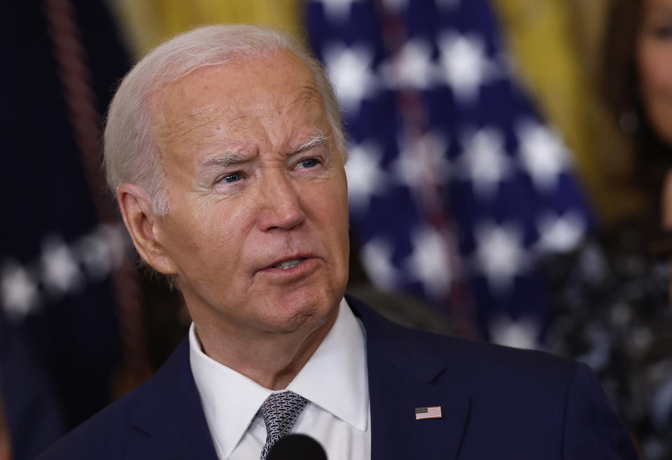 El presidente de Estados Unidos, Joe Biden, habla en un evento que marca el 12º aniversario del programa de Acción Diferida para los Llegados en la Infancia (DACA) en el Salón Este de la Casa Blanca el 18 de junio de 2024 en Washington, DC. (Foto de Kevin Dietsch/Getty Images)