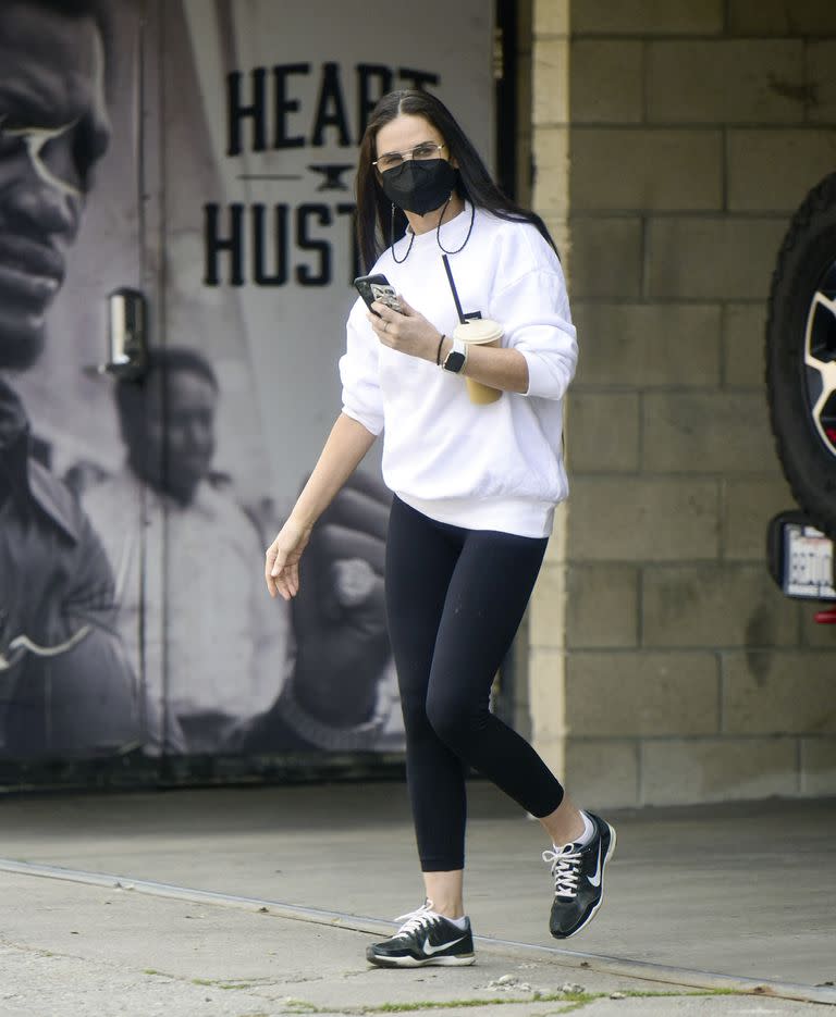Demi Moore saliendo del gimnasio después de un agotador entrenamiento matutino en Los Ángeles