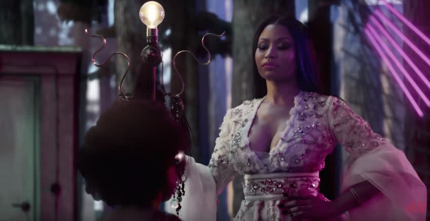 Nicki Minaj als stylische Fee (Bild: H&M)