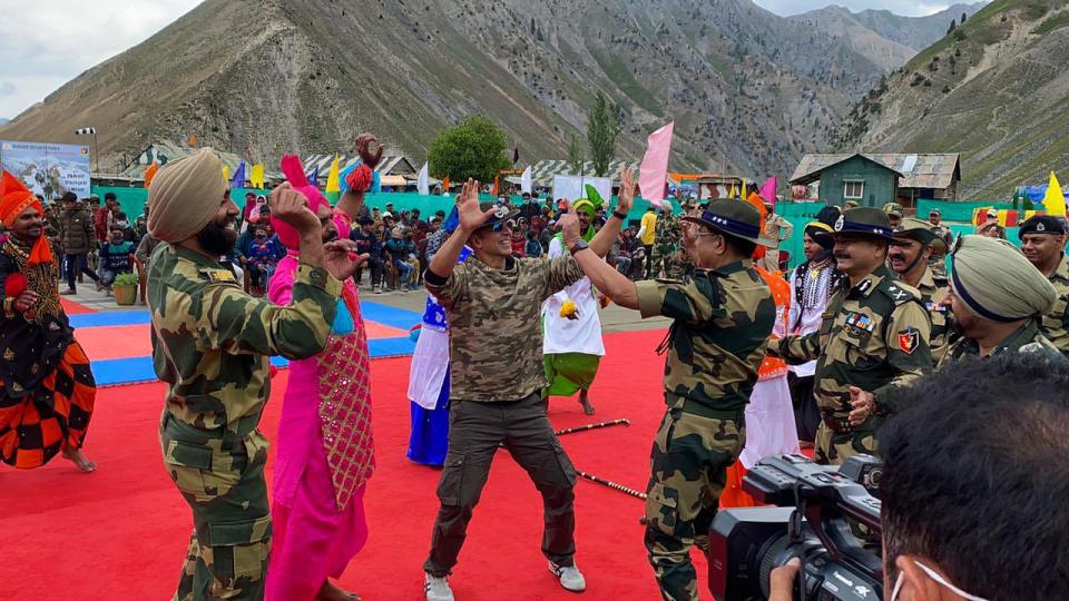 <div class="paragraphs"><p>Akshay Kumar shakes a leg with BSF jawans at Jammu and Kashmir's Bandipora.</p></div>