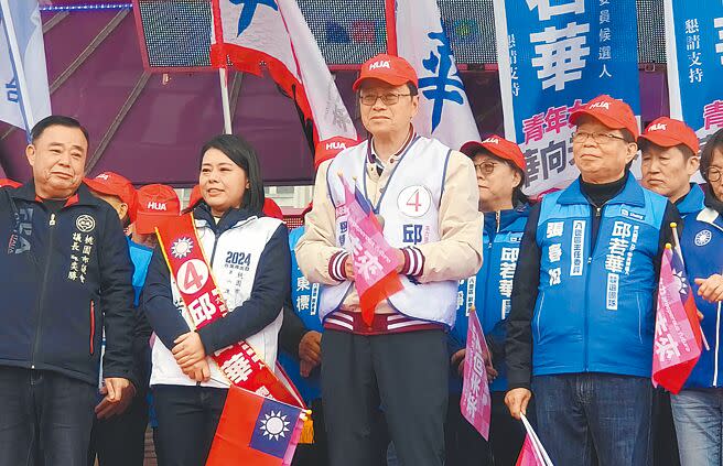 桃園市立委邱若華（前排左二）在選戰中遭到網軍攻擊，桃園地檢署將歐姓網軍公司負責人等人依違反意圖使人不當選等罪起訴。（本報資料照片）