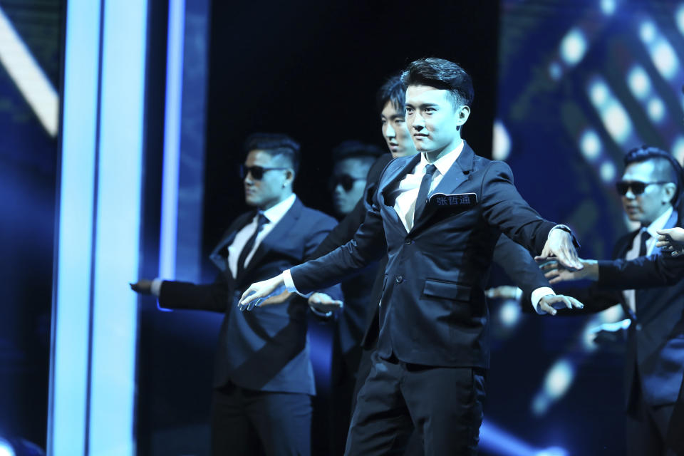 Winner Teoh leading a performance at Star Search 2019. (PHOTO: Mediacorp)