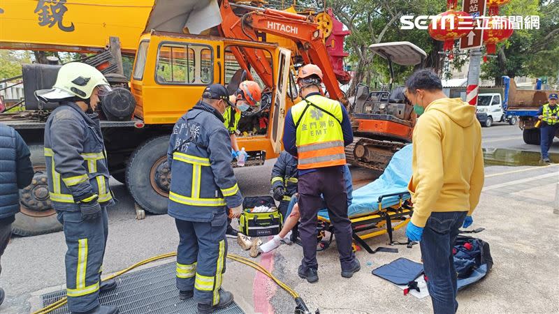 警消將劉男救出並送醫救治。（圖／翻攝畫面）