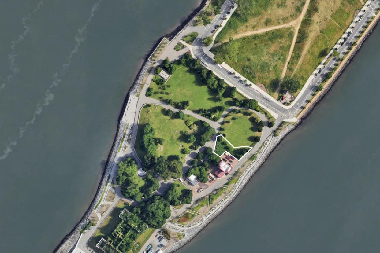 An aerial view of where Roosevelt Island's tiny forest is located (outlined in white).