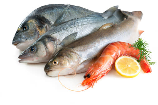 <b>Pescados:</b> los alimentos de origen marino son la mejor fuente de ácidos grasos omega 3, que son importantes a todas las edades. En los niños, para el desarrollo del sistema nervioso y en los adultos, para aumentar el colesterol HDL, comúnmente llamado colesterol bueno.
