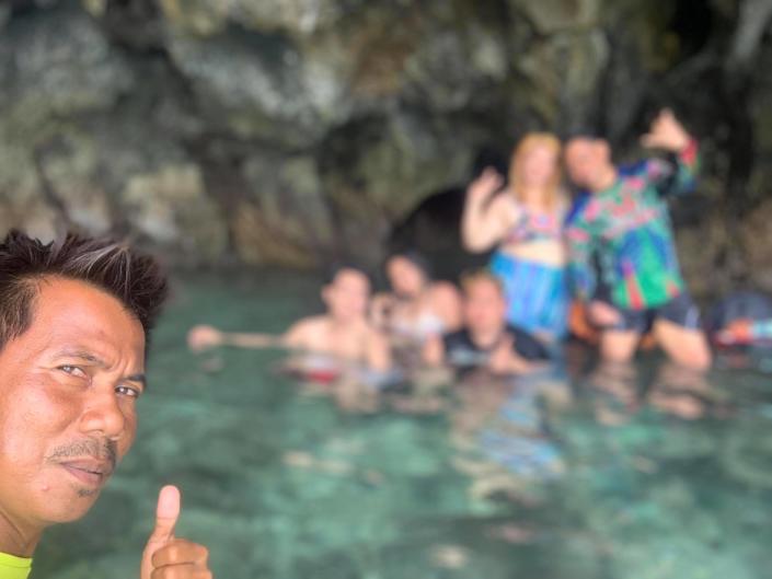 Candid Florida Nude Beach - Tour guide takes spotlight away from family in funny photo blunder