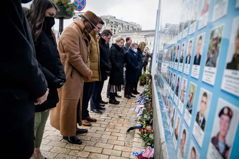 Congresistas estadounidenses visitan el memorial de militares ucranianos ca&#xed;dos en acci&#xf3;n en el este del pa&#xed;s , en Kiev