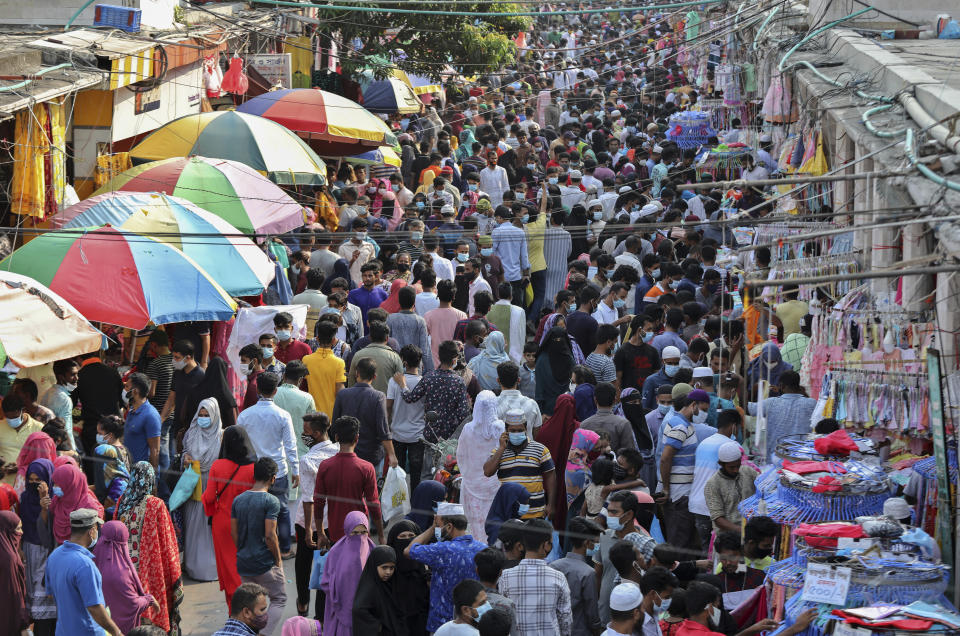 Shoppers crowd at a marketplace in Dhaka, Bangladesh, Friday, May 7, 2021. India's surge in coronavirus cases is having a dangerous effect on neighboring Bangladesh. Health experts warn of imminent vaccine shortages just as the country should be stepping up its vaccination drive, and as more contagious virus variants are beginning to be detected. (AP Photo/Mahmud Hossain Opu)