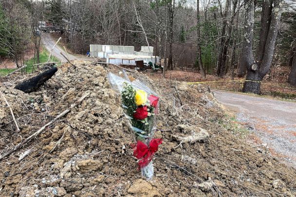 PHOTO: A lone bouquet of flowers marks a desolate makeshift memorial at the end of a driveway in Bowdoin, Maine, April 19, 2023, where police say four people were killed. (Rodrique Ngowi/AP)