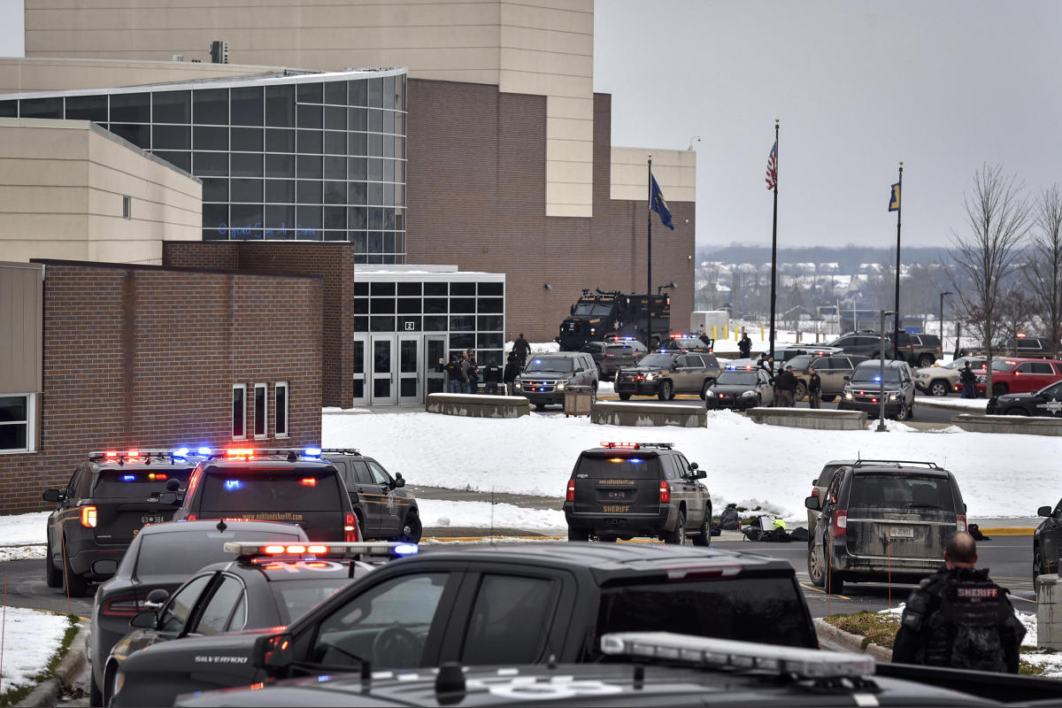 Les responsables de l’école ont sans le savoir donné au suspect du Michigan son sac à dos avec une arme à feu et des magazines, selon un avocat