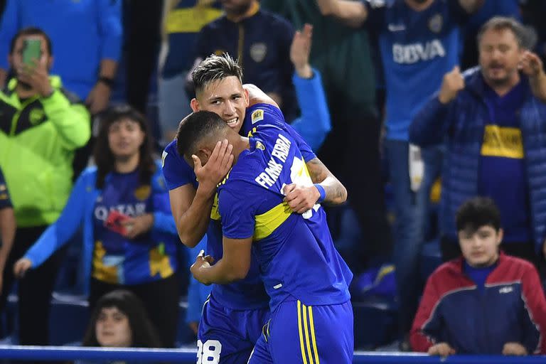 Luis Vázquez abraza a Frank Fabra, los autores de la remontada del Boca de Sebastián Battaglia ante Godoy Cruz.