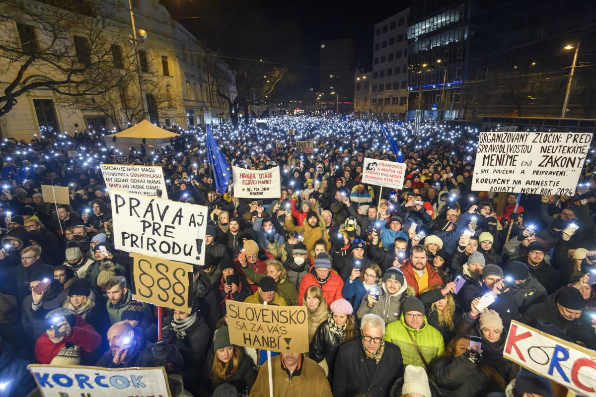 Tisíce ľudí protestujú na Slovensku proti plánu vlády na novelizáciu trestného zákona