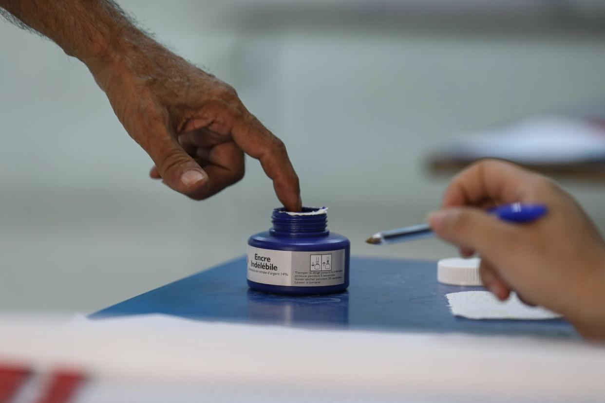 Les Tunisiens a adopté une nouvelle Constitution par réféndum le 22 juillet 2022. Photo by FETHI BELAID/AFP via Getty Images.