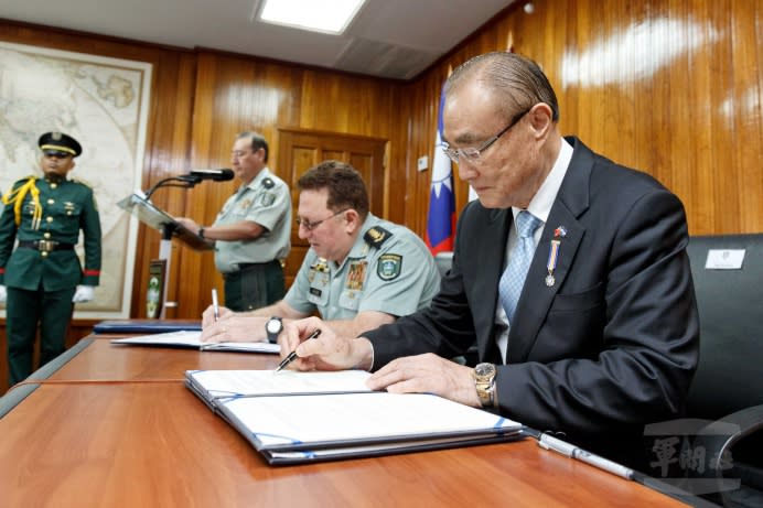 國防部長馮世寬2日與尼加拉瓜三軍總司令阿比烈斯上將簽署備忘錄。（軍聞社記者陳建興攝）