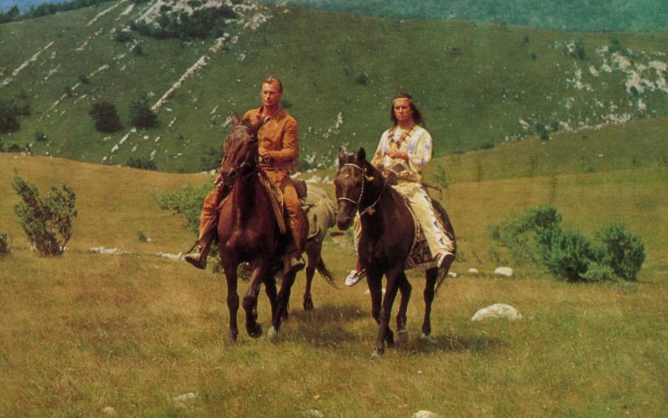 Echte Blutsbrüder: Old Shatterhand (Lex Barker, links) und Winnetou (Pierre Brice, rechts). (Bild: ZDF/Gerd-Victor Krau)