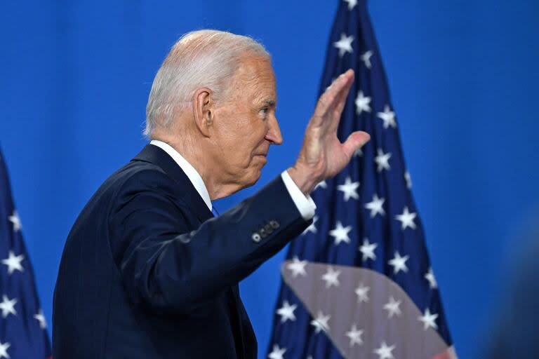 El presidente de Estados Unidos, Joe Biden, saluda al salir después de hablar durante una conferencia de prensa al final de la 75.a Cumbre de la OTAN en el Centro de Convenciones Walter E. Washington en Washington