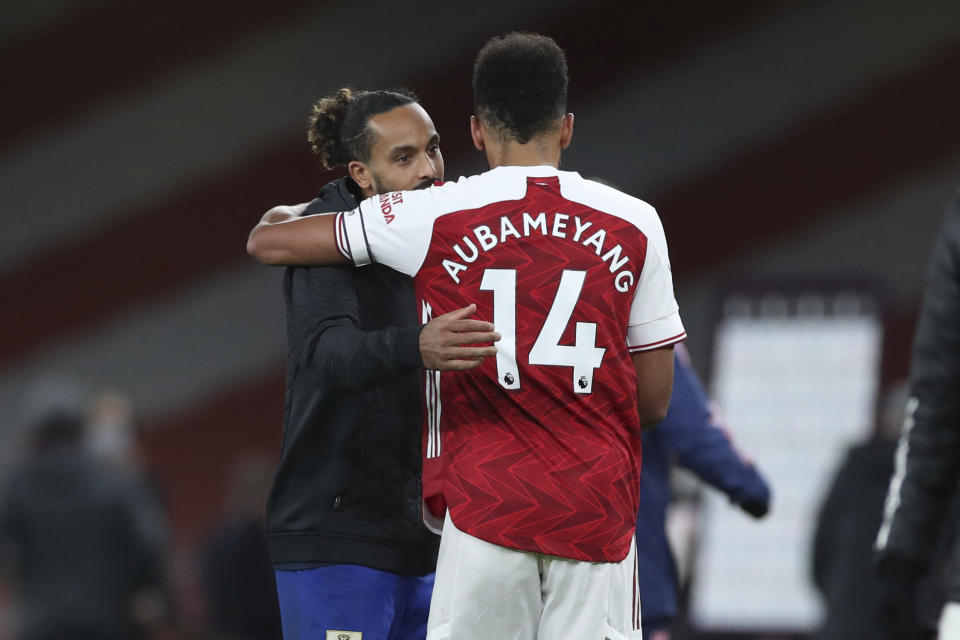 El jugador de Southampton Theo Walcott, izquierda, abraza al atacante de Arsenal Pierre-Emerick Aubameyang al final de un partido de la LIga Premier inglesa el miércoles, 16 de diciembre del 2020. (Peter Cziborra/Pool vía AP)