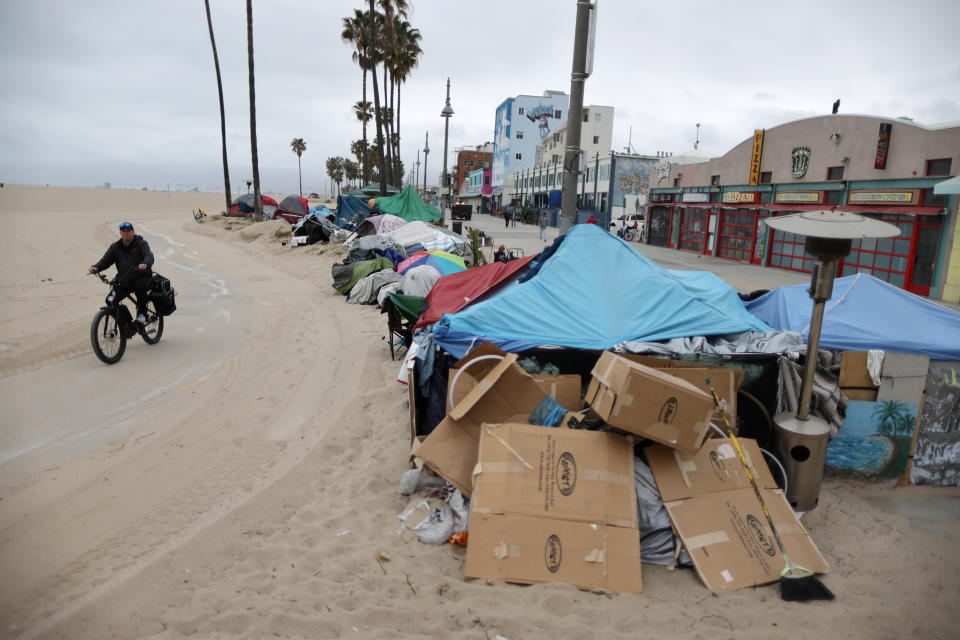 Un campamento de tiendas de indigentes en la playa Venice, en Los Ángeles, California. (Reuters)