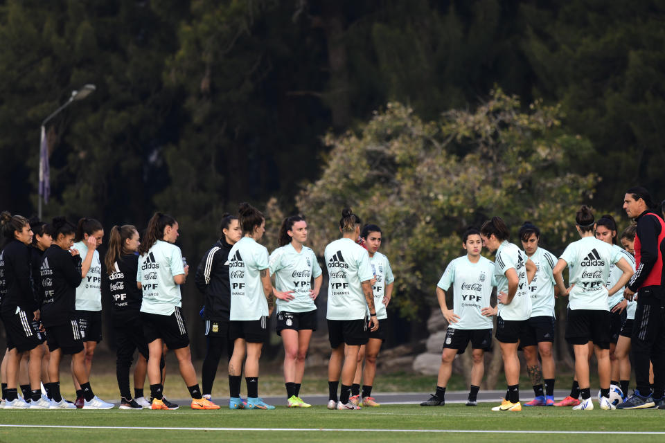 El técnico de Argentina Germán Portanova da instrucciones a las jugadoras durante un entrenamiento en Buenos Aires, el 16 de junio de 2022. Argentina se alista para disputar la Copa América femenina en Colombia. (AP Foto/Gustavo Garello)