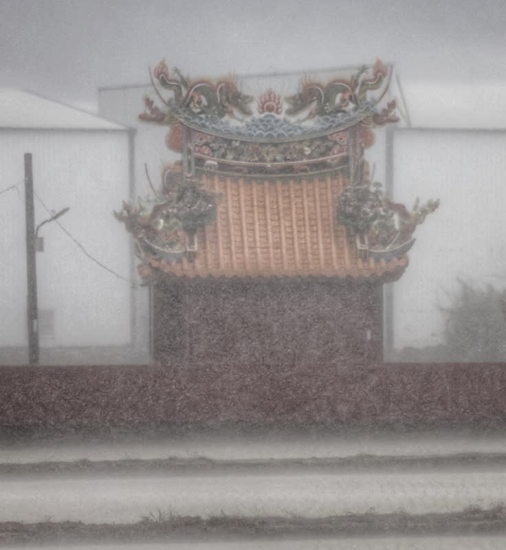 雙北桃園防大雷雨 中央氣象署31日下午針對新北市、台北市、桃園市發 布大雷雨即時訊息，慎防劇烈降雨。圖為桃園市大園 區下起大雷雨，影響視野。 中央社記者趙世勳攝  113年3月31日 