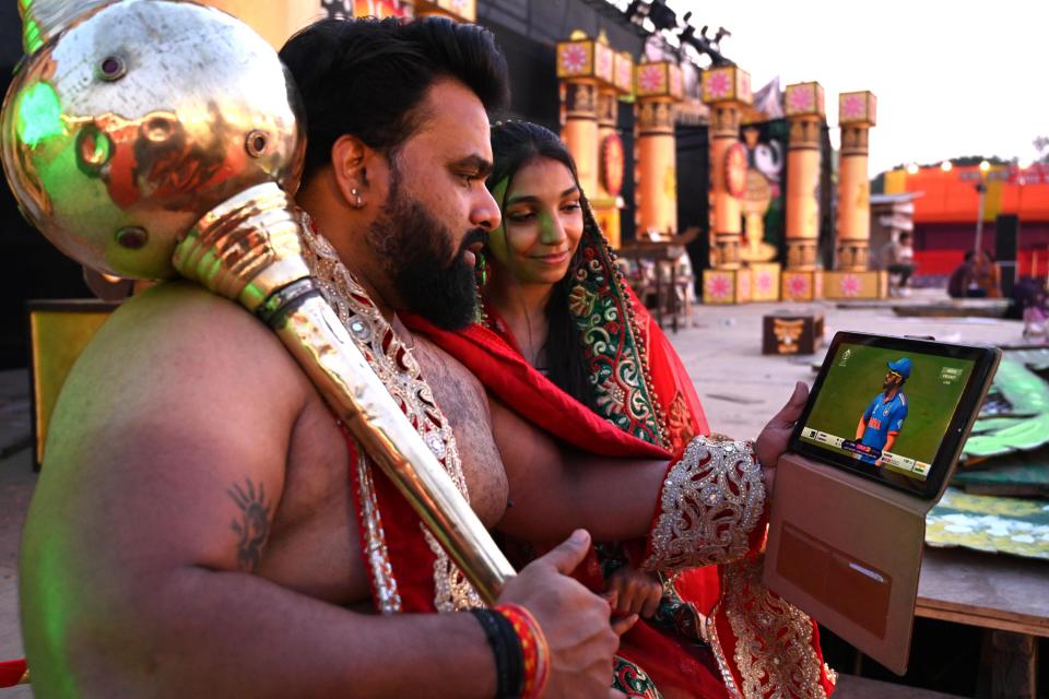 Fans in New Delhi streaming the match. (Arvind Yadav/Hindustan Times via Getty Images)