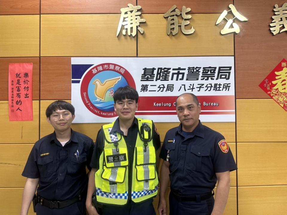 基隆市警察局第二分局八斗子分駐所警員黃彥儒，朱淯聖，副所長潘世雄。(記者宋紹誠翻攝)