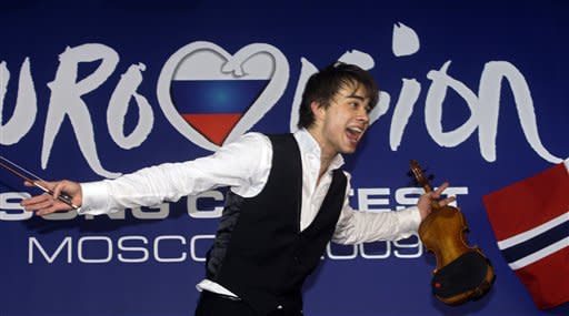 <p>Europa wählt den Teufelsgeiger auf Platz eins: Beim Song Contest 2009 spielte sich der norwegische Kandidat Alexander Rybak mit “Fairytale” in die Herzen der Zuschauer. (Bild-Copyright: Sergey Ponomarev/AP Photo)</p>